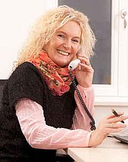 Andrea Herold am Telefon